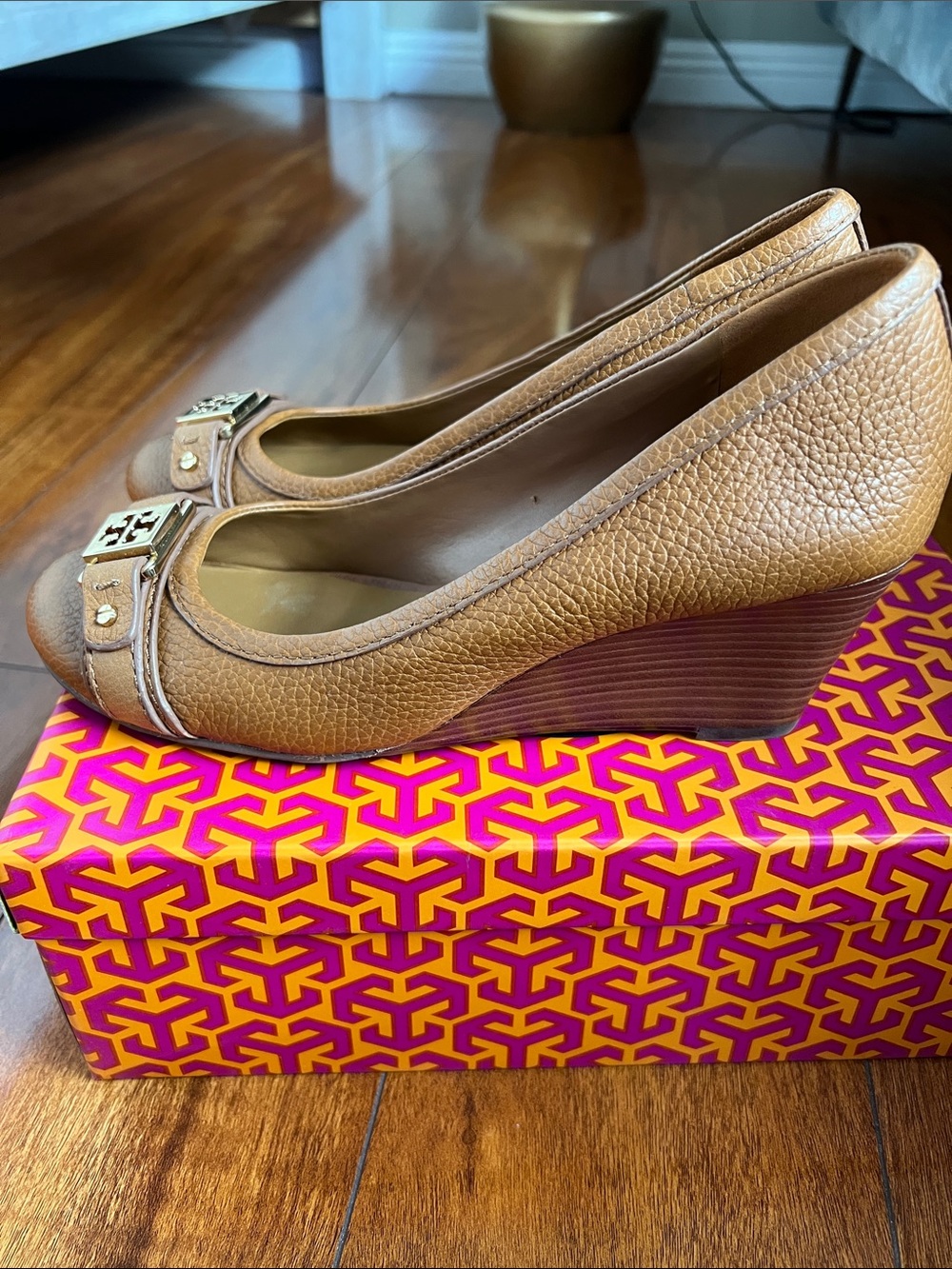 ✨Tory Burch Brown Pebbled Leather Logo Buckle Wedges✨